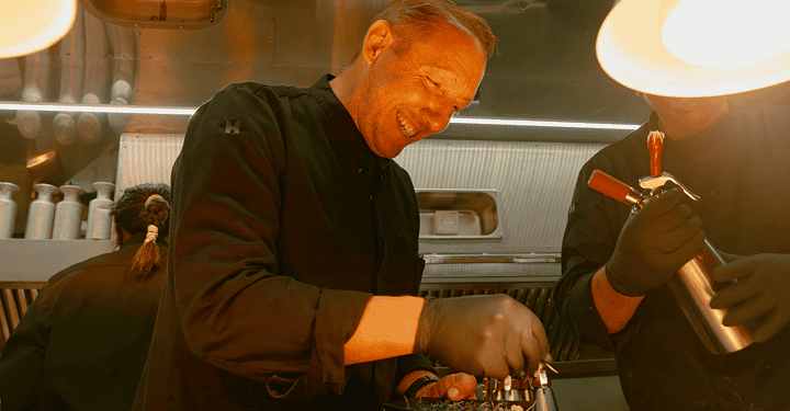Markus Grein und zwei weitere Köche in einem Foodtruck beim Event-Catering auf der #essenz Messe Augsburg