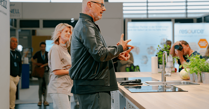 Starkoch Frank Rosin als Speaker auf der Center Stage der Catering-Messe #essenz von Transgourmet in Augsburg