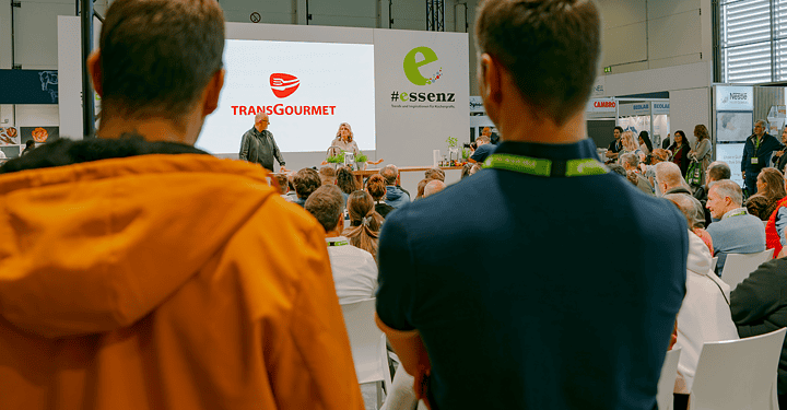 Starkoch Frank Rosin auf einer Bühne der Catering-Messe #essenz von Transgourmet in Augsburg