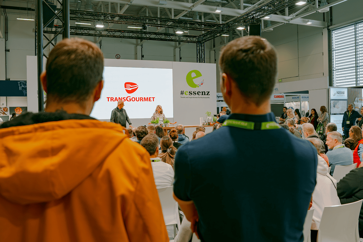 Starkoch Frank Rosin auf einer Bühne der Catering-Messe #essenz von Transgourmet in Augsburg