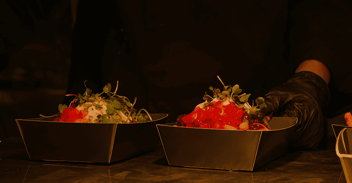 Nahaufnahme von zwei Schälchen mit Streetfood im Rahmen des Messe-Caterings in Augsburg von Markus Grein Catering