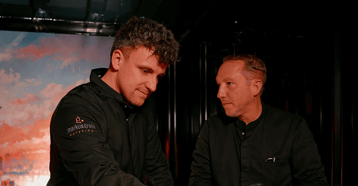 Die Caterer Markus Schauer und Markus Grein servieren Streetfood beim Messe-Catering auf der Messe Augsburg