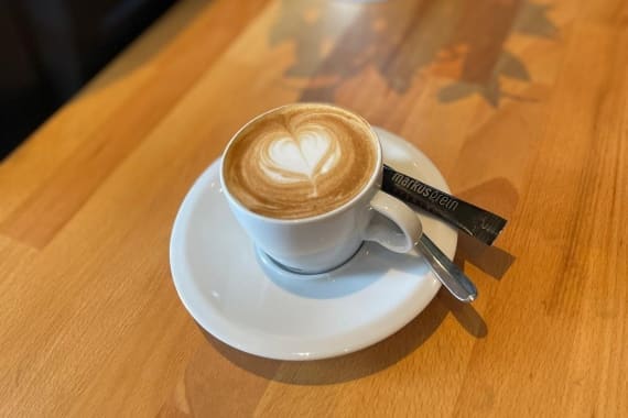 Im Rahmen vom Barista Catering in Würzburg von Markus Grein frisch zubereiteter Cappuccino mit Herzform im Schaum.