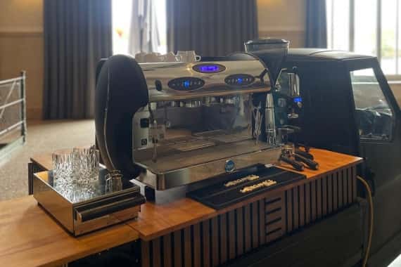 Siebträgermaschine mit Zubehör steht auf der Kaffee-Ape als mobile Bar für Kaffee und Espresso.