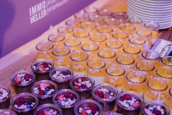 Dessertgläser stehen bei einem Business-Event der Würzburger Wirtschaftsjunioren am Catering-Buffet von Markus Grein.