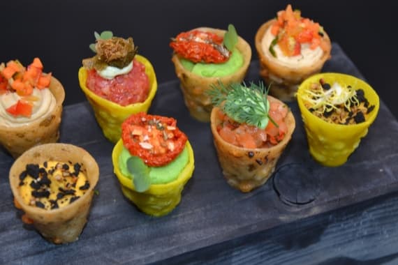 Kleine essbare Cones, gefüllt mit Gemüse, Cremes und Kräutern, bei einem Business-Catering eines Würzburger Unternehmens.