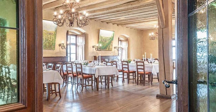 Für eine Veranstaltung vorbereitete Eventscheune des Würzburger Juliusspitals.