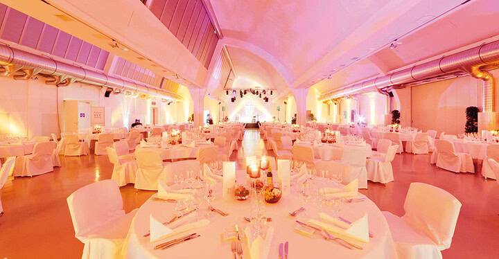 Für eine Gala-Veranstaltung vorbereitete Shedhalle der Würzburger Eventlocation des Vogel Convention Centers.