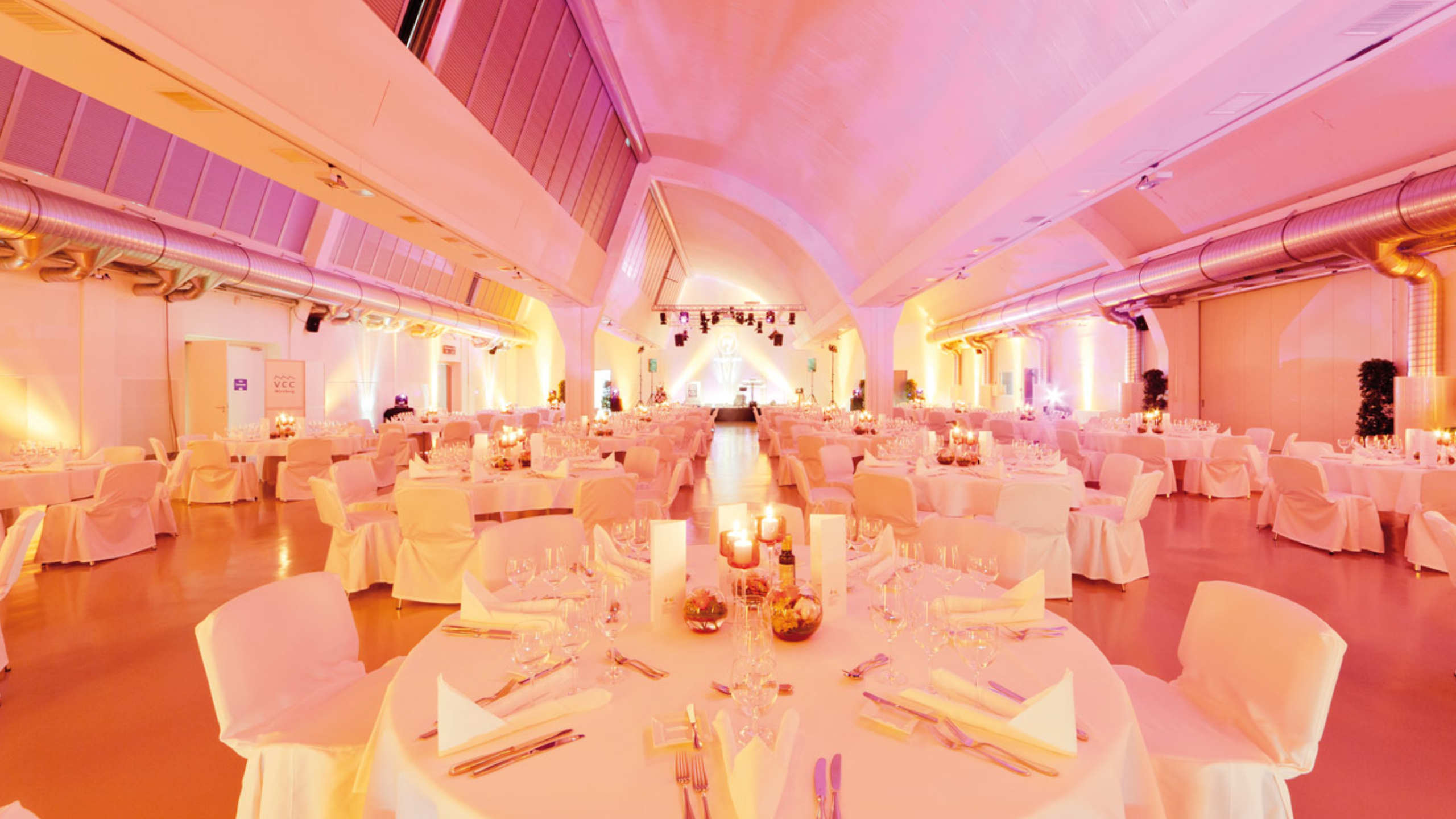 Für eine Gala-Veranstaltung vorbereitete Shedhalle der Würzburger Eventlocation des Vogel Convention Centers.