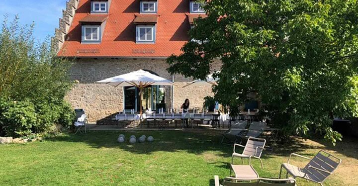 Garten und Außenbereich der Eventlocation Villa in Sommerach bei einer Veranstaltung im Sommer.