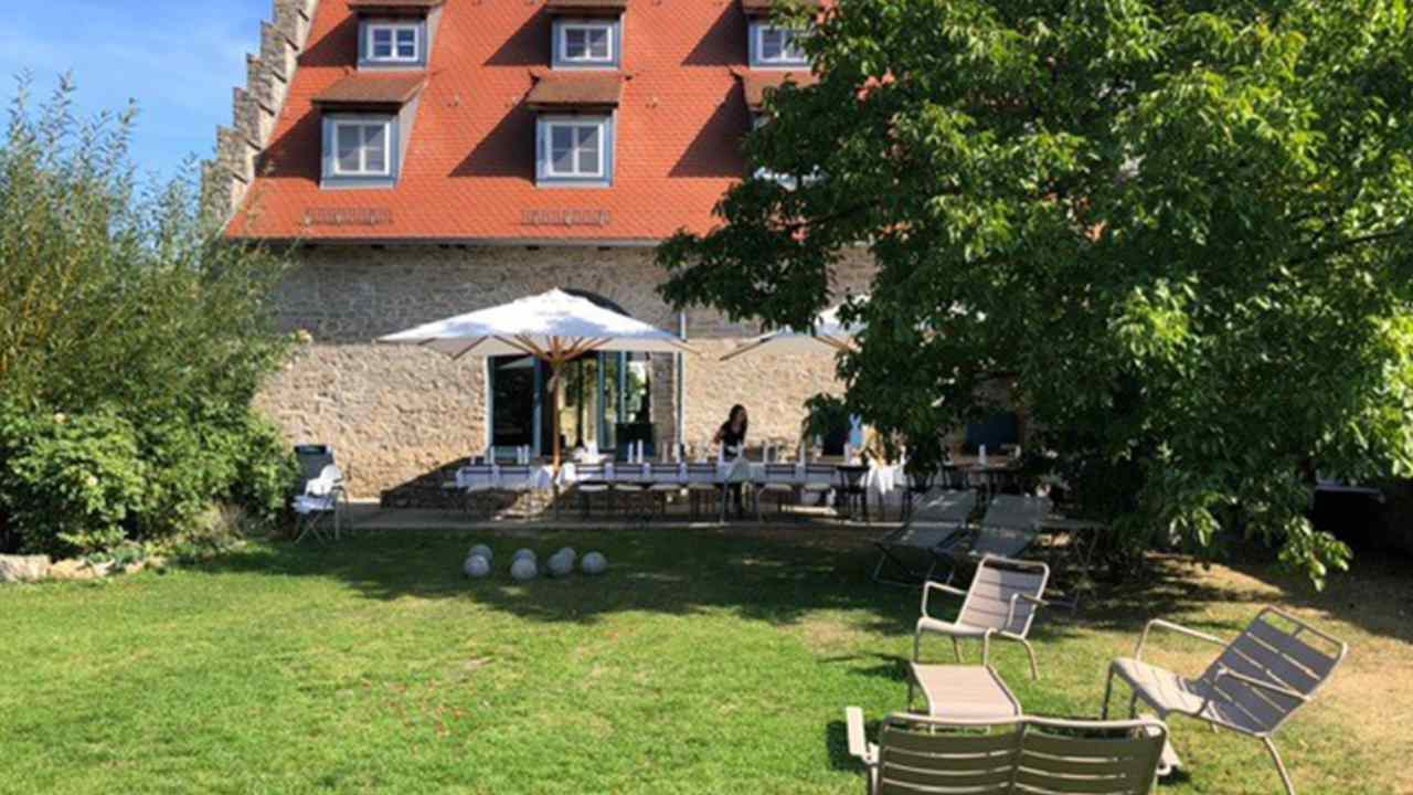 Garten und Außenbereich der Eventlocation Villa in Sommerach bei einer Veranstaltung im Sommer.