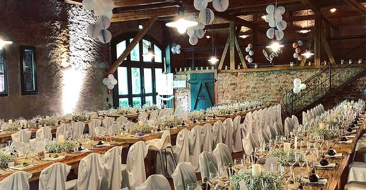 Festlich dekorierte lange Tafel mit Platz für dutzende Gäste in der Eventlocation Hofgut von Hünersdorff in Wörth am Main.