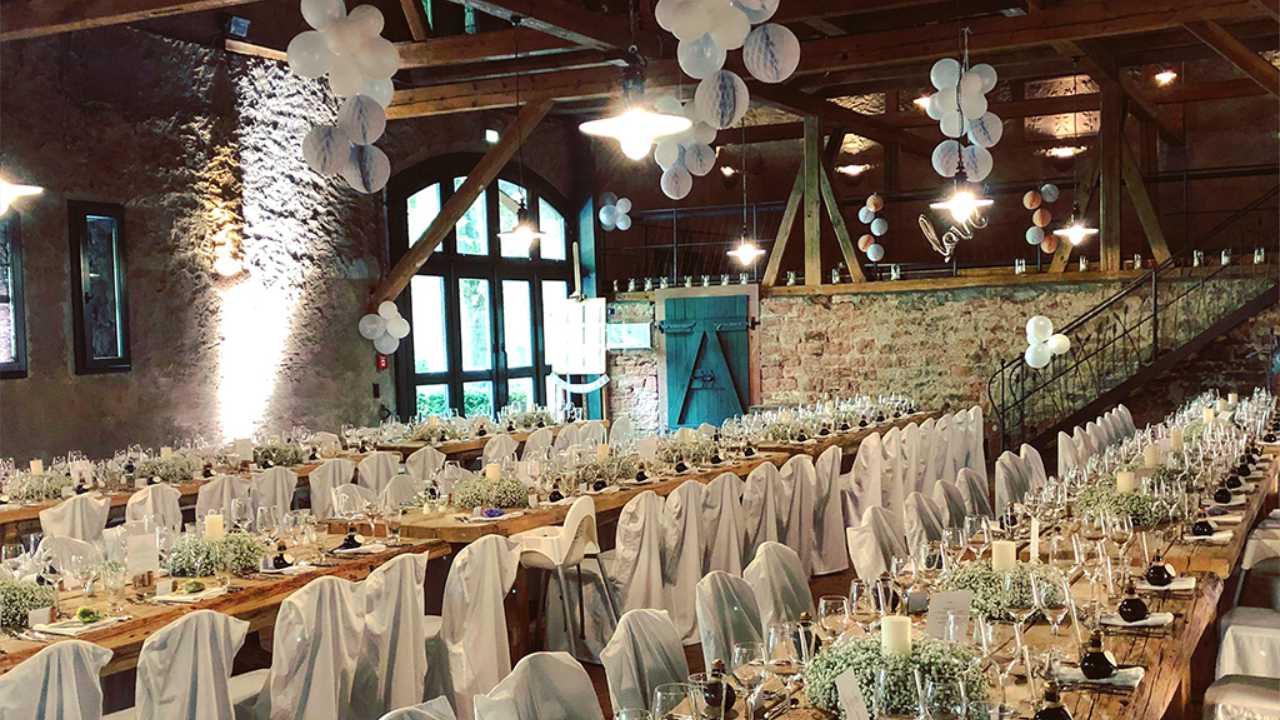 Festlich dekorierte lange Tafel mit Platz für dutzende Gäste in der Eventlocation Hofgut von Hünersdorff in Wörth am Main.