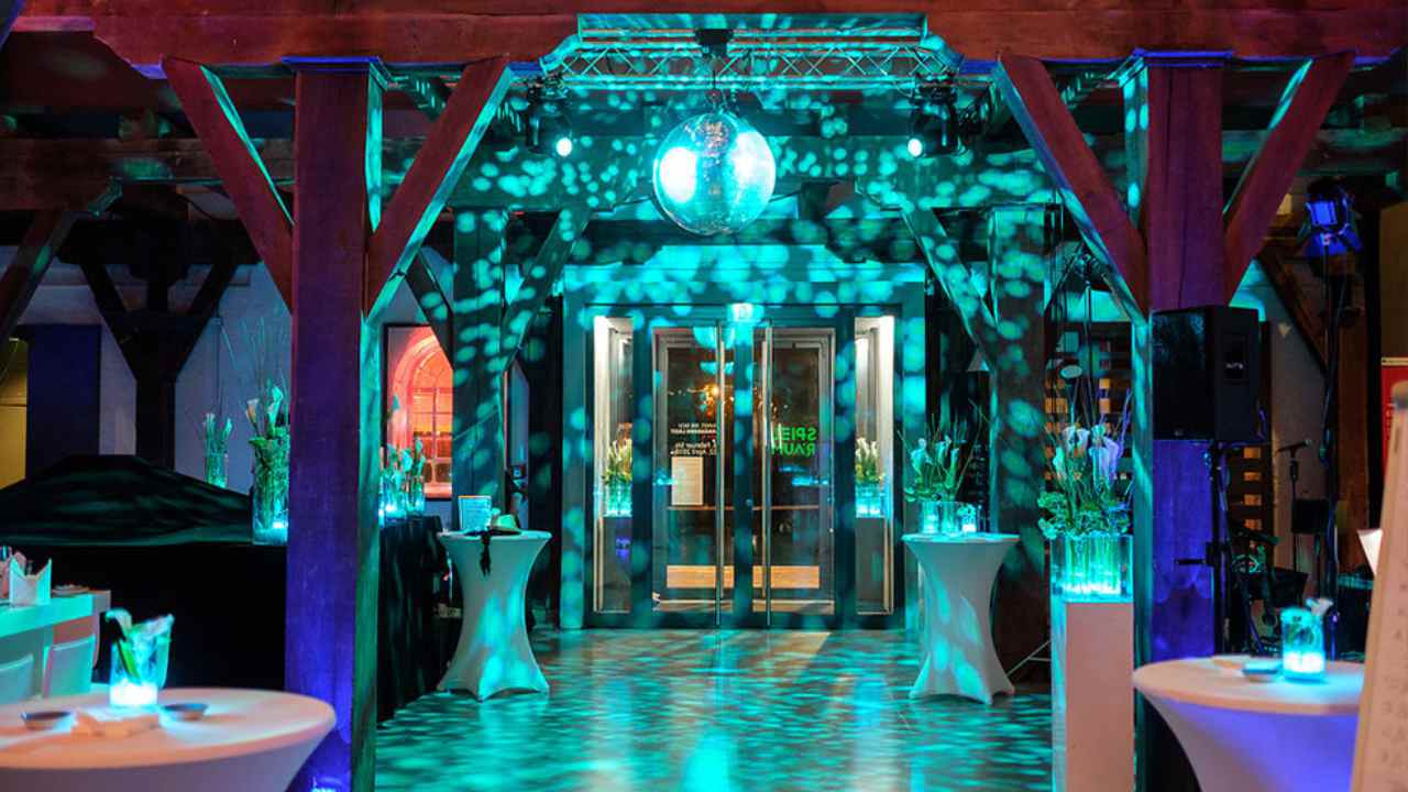 Bunt beleuchteter Veranstaltungsraum mit Discokugel an der Decke im Kulturspeicher in Würzburg.