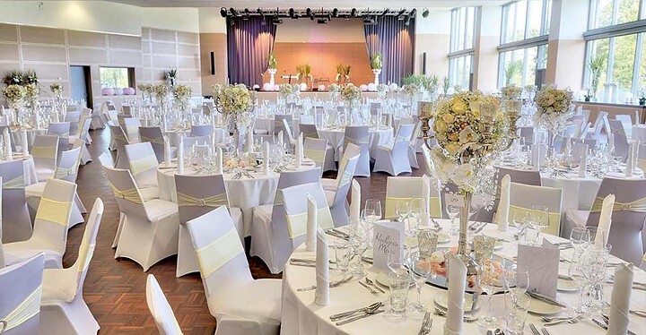 Für eine große Hochzeit vorbereiteter Hochzeitssaal der Eventlocation der Mainfrankensäle in Veitshöchheim.