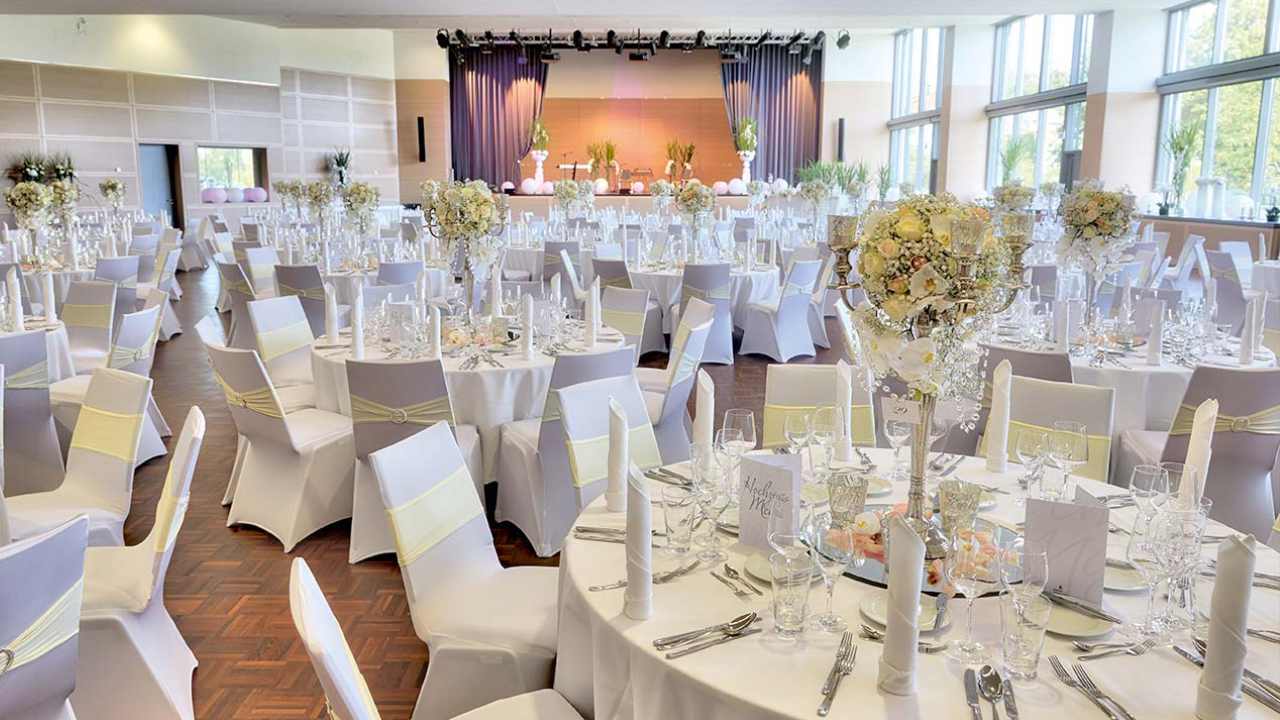 Für eine große Hochzeit vorbereiteter Hochzeitssaal der Eventlocation der Mainfrankensäle in Veitshöchheim.