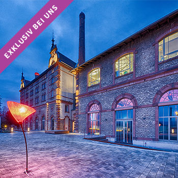 Beleuchteter Außenbereich des Maschinenhaus der Bürgerbräu, eine Eventlocation in Würzburg am Abend.