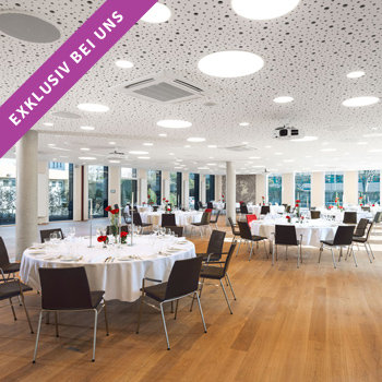 Catering-Raum der Würzburger Eventlocation Novum Conference Center mit fünf gedeckten runden Tischen für Business-Dinner.
