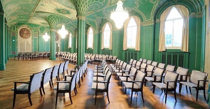 Für ein Konzert bestuhlter Veranstaltungsraum „Grüner Saal“ der Eventlocation Regentenbau in Bad Kissingen.