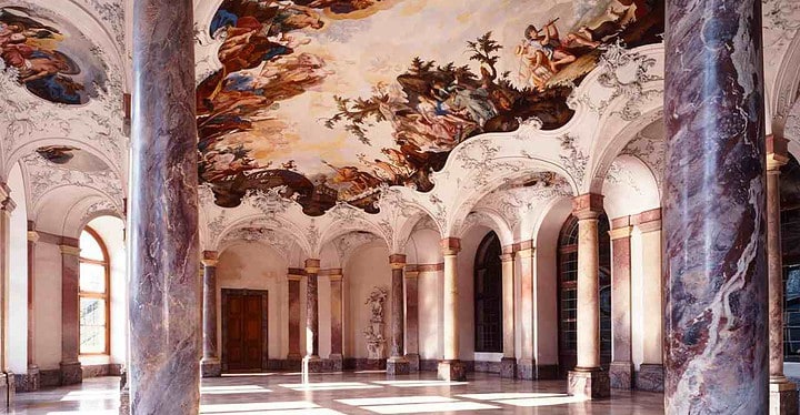 Beeindruckendes Deckengemälde in einem großen Saal für Veranstaltungen in der Würzburger Residenz.