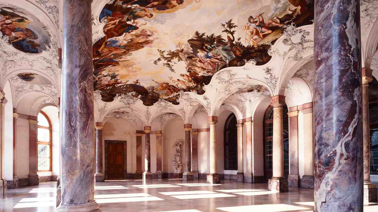 Beeindruckendes Deckengemälde in einem großen Saal für Veranstaltungen in der Würzburger Residenz.
