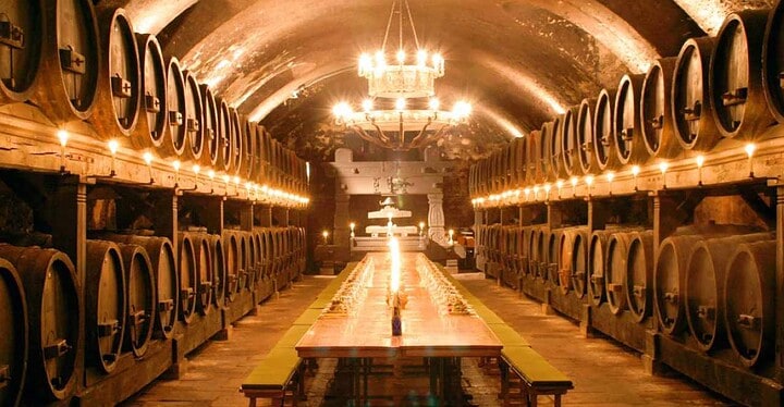 Langer Veranstaltungsraum „Stückfasskeller“ mit vielen Weinfässern in der Würzburger Eventlocation Staatlicher Hofkeller.