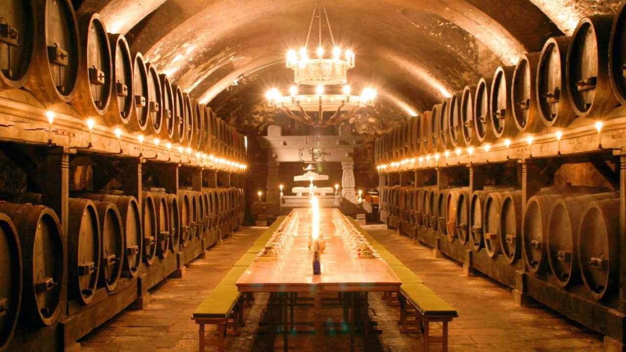 Langer Veranstaltungsraum „Stückfasskeller“ mit vielen Weinfässern in der Würzburger Eventlocation Staatlicher Hofkeller.