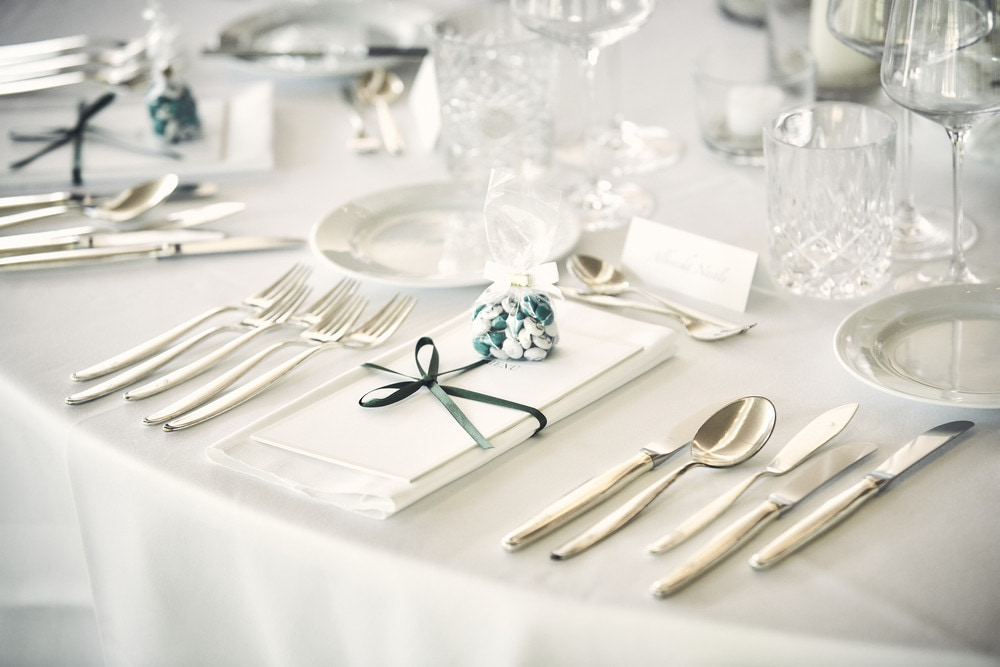 Festlich gedeckter Hochzeitstisch mit einem Gastgeschenk bei einem Hochzeits-Catering in Würzburg mit Markus Grein Catering.