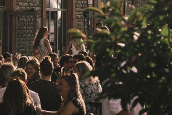 Viele Gäste im Außenbereich der Eventlocation Maschinenhaus bei einem Open-Air in Würzburg.