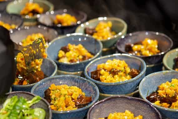 Viele edel angerichtete Bowl-Gerichte mit Salat, Fleisch und gewürfeltem Gemüse beim Messe-Catering in Nürnberg.