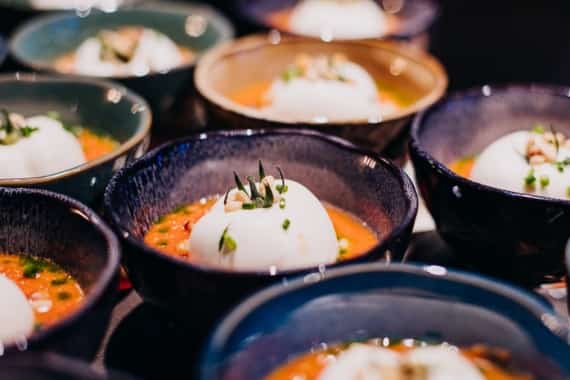 Von Markus Grein bei einem Messestand in Nürnberg angerichtete Burrata mit Tomatencreme und Kräutern.