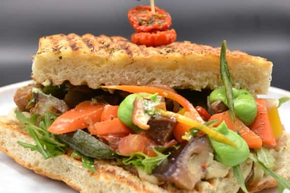 Beim Messe-Catering in Stuttgart von Markus Grein, frisch angerichtetes Focaccia-Sandwich mit buntem Ofengemüse und Kräutern.
