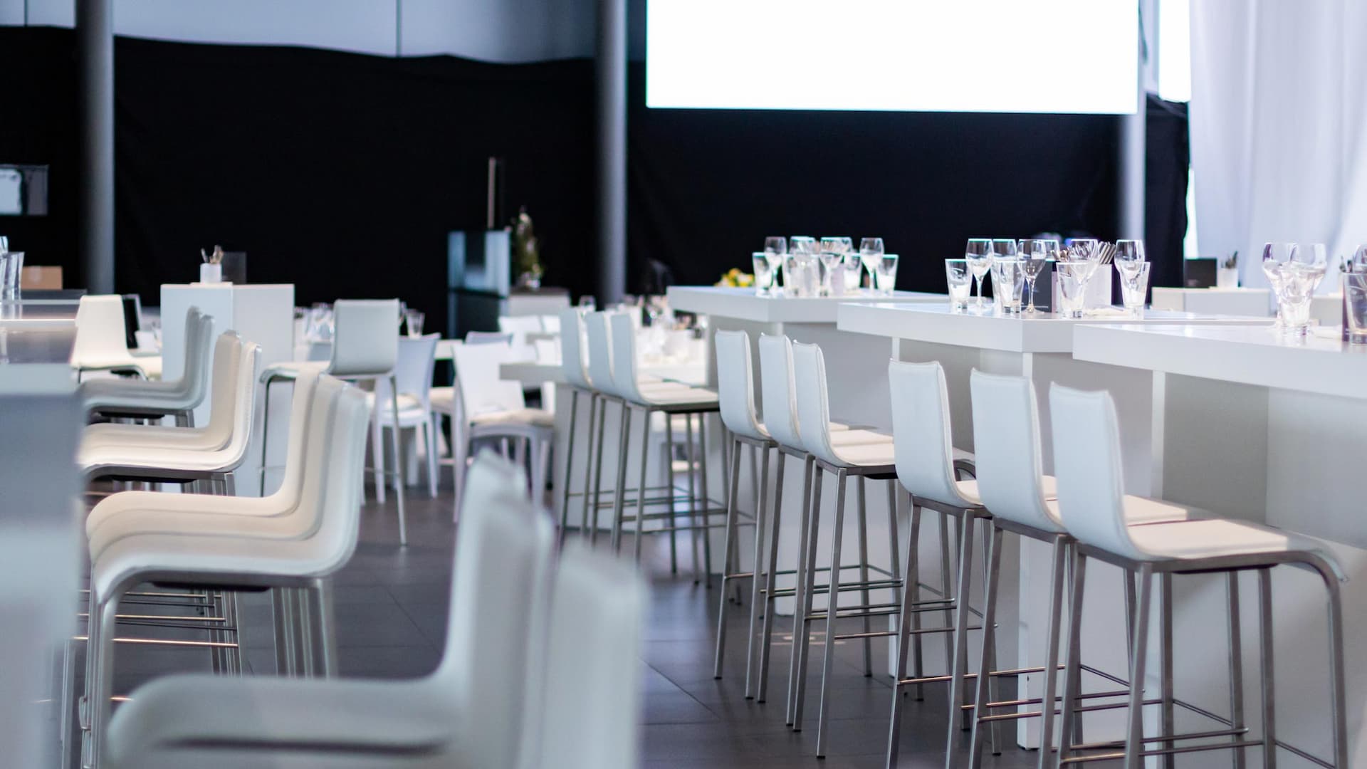 Von Markus Grein betreuter Bereich des Messe Catering mit vielen weißen Barhockern bei der Vorstellung des neuen Porsche 911.