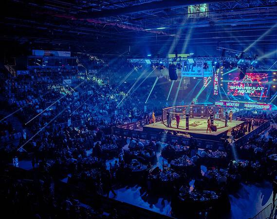 Süwag Energie Arena mit Publikum, Kampfkäfig und VIP-Bereich mit umfangreichen und vielfältigem Event-Catering