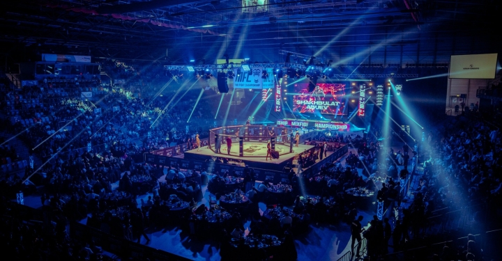 Süwag Energie Arena mit Publikum, Kampfkäfig und VIP-Bereich mit umfangreichen und vielfältigem Event-Catering