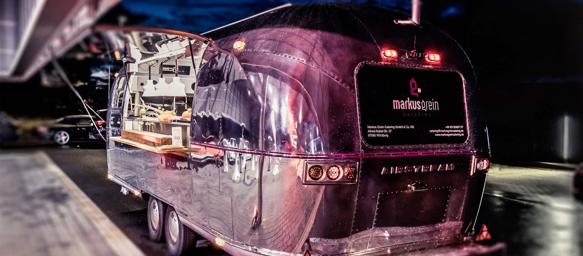 Foodtruck-Catering im Freien mit einem Airstream-Foodtruck von Markus Grein bei einer Abendveranstaltung in Frankfurt.