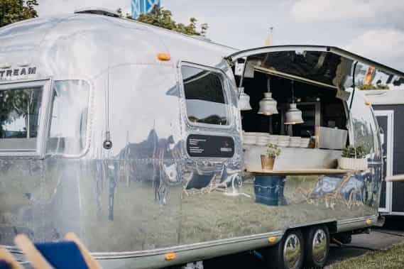 Airstream-Foodtruck von Markus Grein steht für ein Streetfood-Catering bei einem Open-Air-Event in Frankfurt im Sommer.