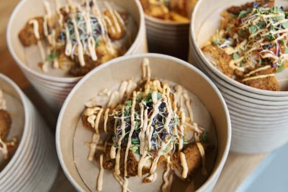 Pappschalen für Take-away-Bowls mit Chicken und Tofu, angerichtet beim einem Catering auf der Messe in Nürnberg.