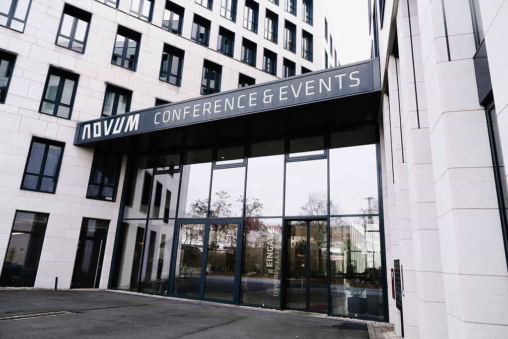 Eingangsbereich des Novum in Würzburg. Es ist eine Eventlocation für Firmenveranstaltungen und Business-Events.