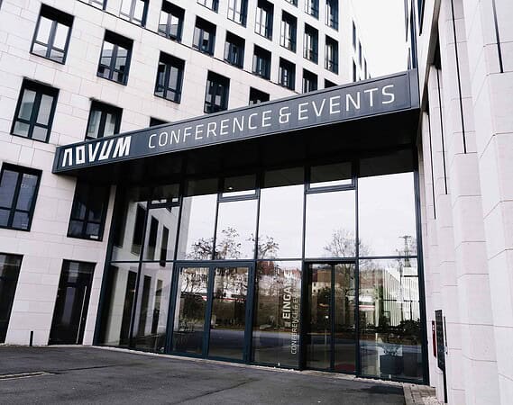 Eingangsbereich des Novum in Würzburg. Es ist eine Eventlocation für Firmenveranstaltungen und Business-Events.
