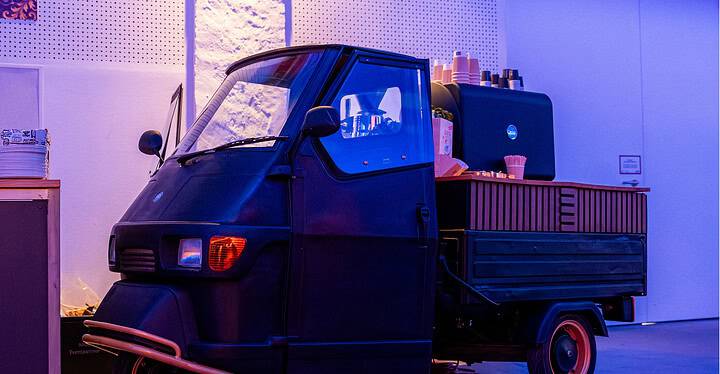 Kaffeebar auf der Ladefläche einer schwarzen Piaggio Ape des Würzburger Event-Catering-Services Markus Grein Catering.