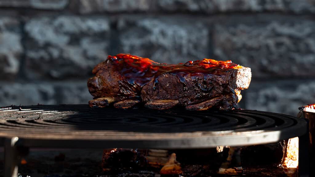 Grill-Catering in Würzburg mit mariniertem Steak auf einer Feuerplatte