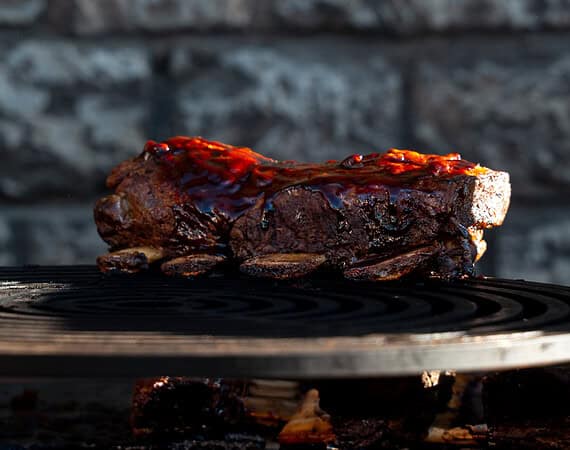 Grill-Catering in Würzburg mit mariniertem Steak auf einer Feuerplatte