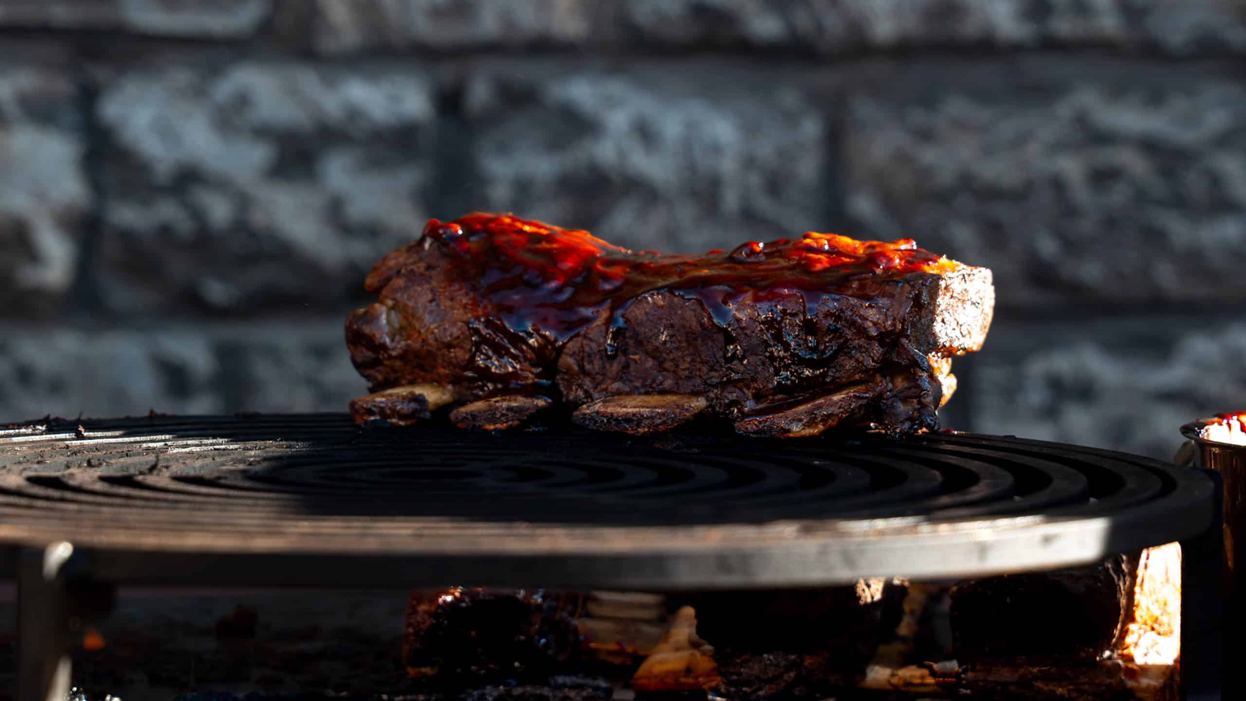 Grill-Catering in Würzburg mit mariniertem Steak auf einer Feuerplatte