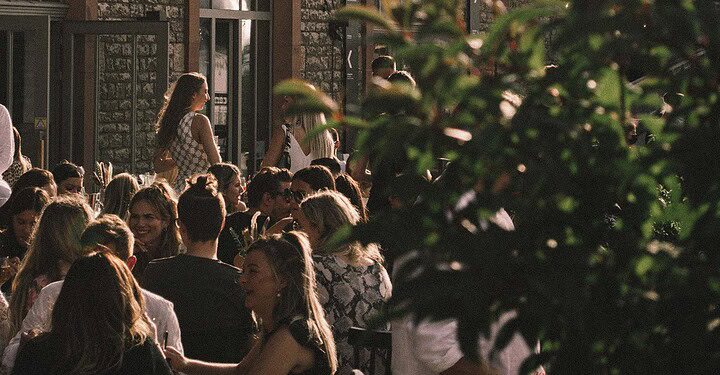 Sommerliche Outdoor-Party vor der Location Bürgerbräu in Würzburg mit vielen Gästen, die entspannt miteinander feiern