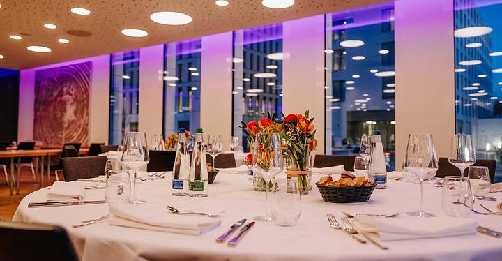 Gedeckte Tische bei einem Firmenessen im Novum Center Würzburg mit Business-Catering von Markus Grein Catering.