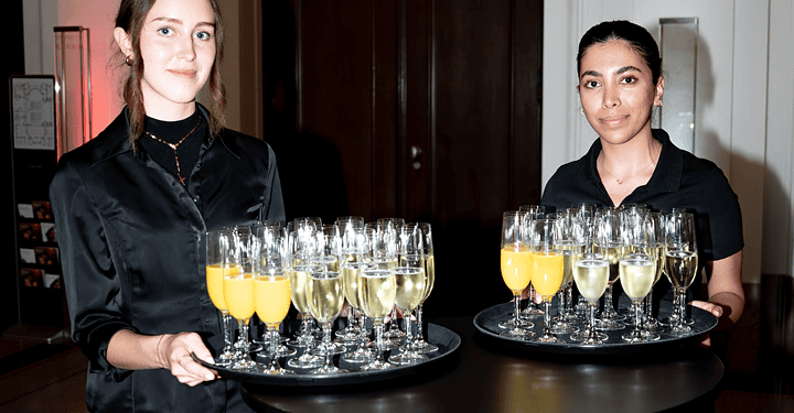 Servicemitarbeiterinnen servieren Begrüßungsgetränke beim Gala-Dinner Franken Classics Bad Kissingen