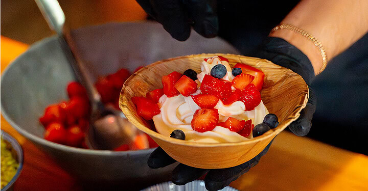 Süße Desserts mit Erdbeeren beim Event-Catering von Markus Grein beim DJ-Open-Air in Würzburg von vamos. und Aperol.