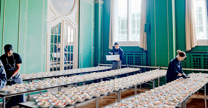 Catering-Team richtet Hunderte Teller im Regentenbau Bad Kissingen für das Gala-Dinner an