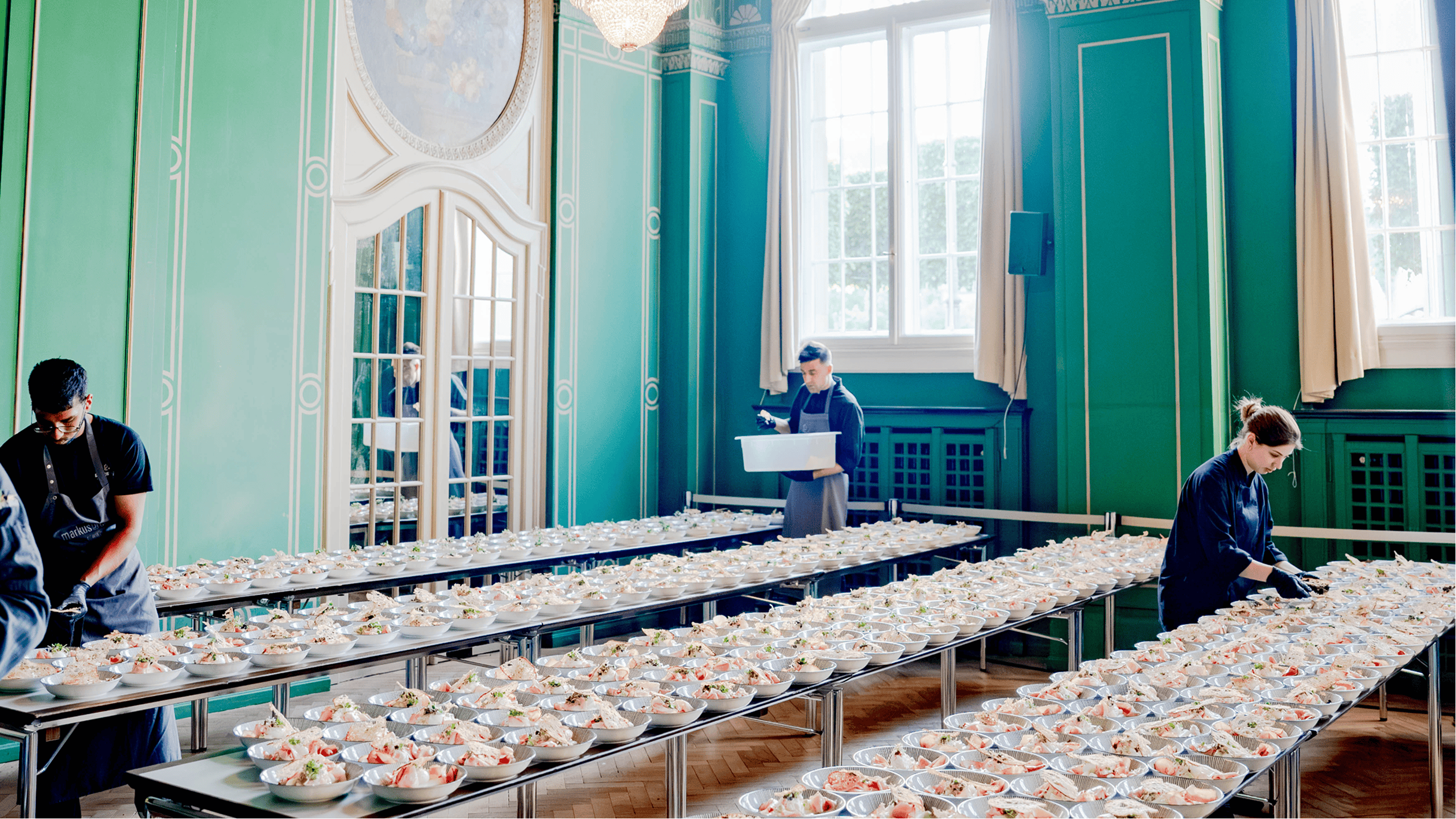 Catering-Team richtet Hunderte Teller im Regentenbau Bad Kissingen für das Gala-Dinner an